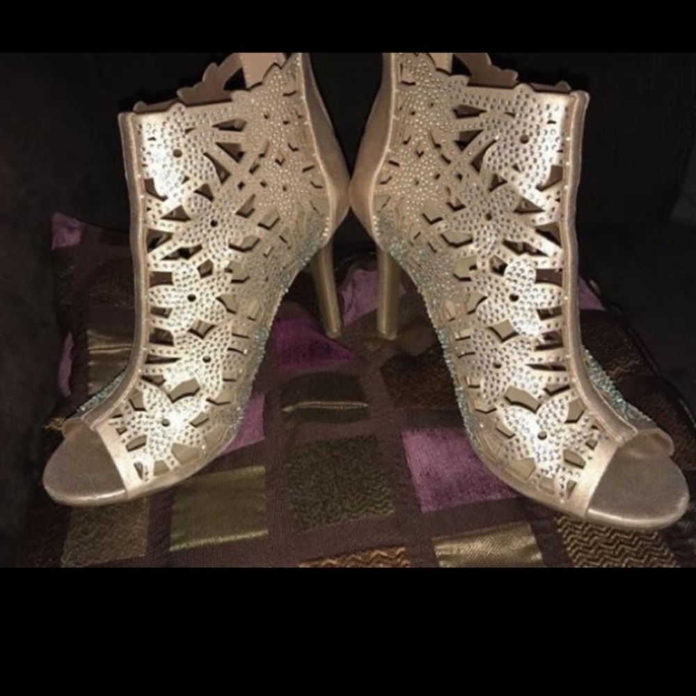 Heels - Picture 4 of 4